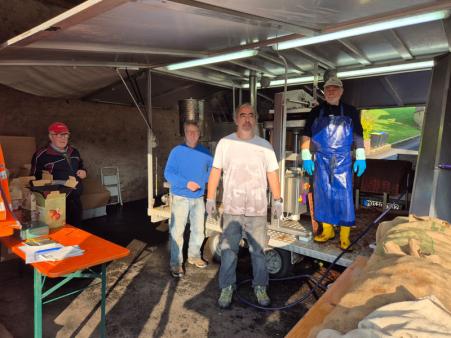 Das Foto zeigt Winfried Braun (rechts) und Wolfgang Aha (2. von links) mit weiteren Helfern der diesjährigen Saison. 
