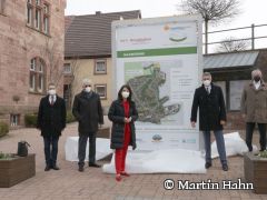 Symbolische Scheckübergabe durch Staatssekretärin des Bundesumweltministeriums Rita Schwarzelühr-Sutter