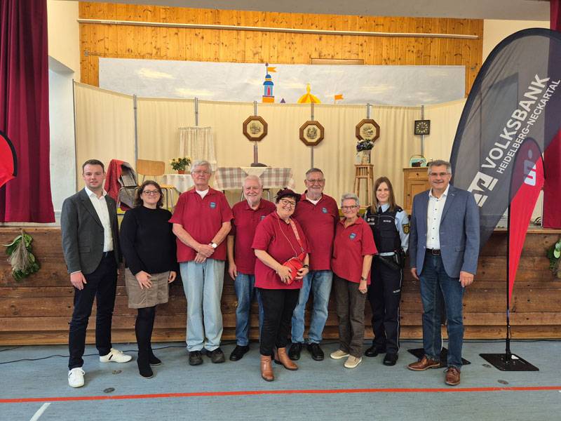 Bürgermeister Bernhard Knörzer mit der Theatergruppe "Roßdörfer Spätlese", Polizeihauptkommissarin Ulrike Haaf und den Vertretern der beiden Banken