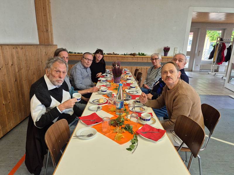 Kaffee und Kuchen für die Bürgerinnen und Bürger am Seniorennachmittag 2025