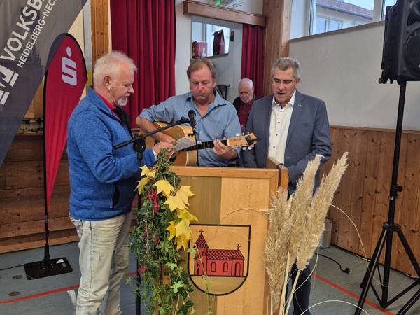 Gitarrist Wolfgang Graf mit Bürgermeister Bernhard Knörzer und Sänger Klaus Busch sorgen für die musikalische Unterhaltung am Seniorennachmittag