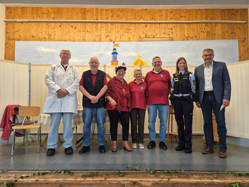 Bürgermeister Bernhard Knörzer mit der Theatergruppe "Roßdörfer Spätlese" und Polizeihauptkommissarin Ulrike Haaf