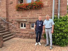 Bürgermeister Bernhard Knörzer mit Jürgen Welp von Leonet