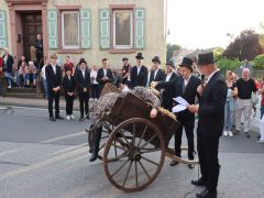 Taufe der Kerweschlumpel durch die Kerwepfarrer